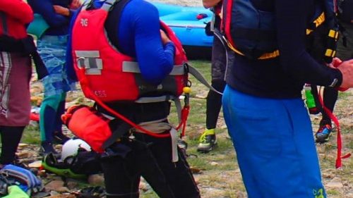 Both paddlers here are wearing cows-tails attached to there PFDs. The paddler on the left has a loose over sized cow-tail that is an entrapment hazard . Whilst the paddler on the right has a snug tight fitting cow-tail